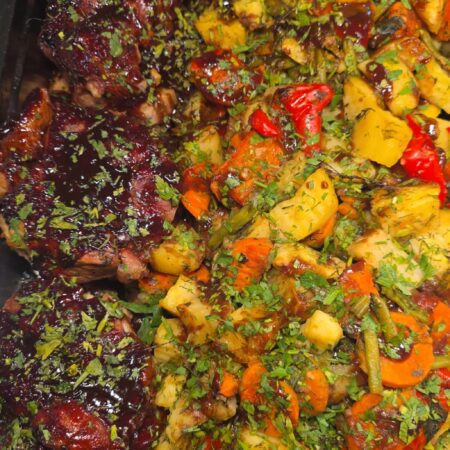 CEAFA DE PORC CARAMELIZATA CU LEGUME